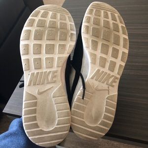 Women’s Nike black and white Tanjun sneakers